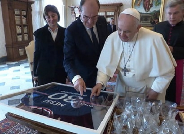 Հռոմի Պապին Մեսսիի ինքնագրով մարզաշապիկ են նվիրել